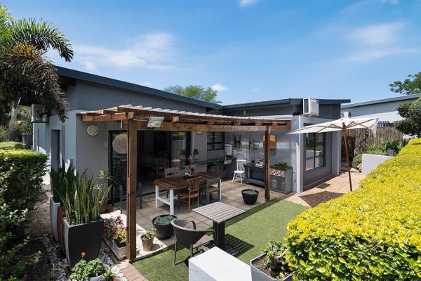 This supremely elegant home has as its key focal point a spacious open plan living area that opens on both sides to the outdoors ...