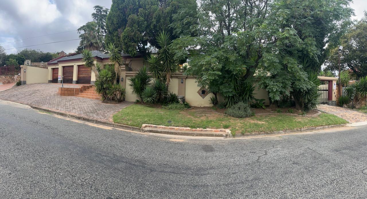 3 Bedroom House for sale in Mondeor - P24-116964697
