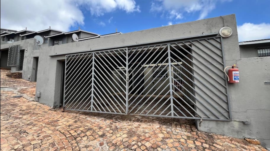3 Bedroom Townhouse for sale in Ridgeway - P24-116965970