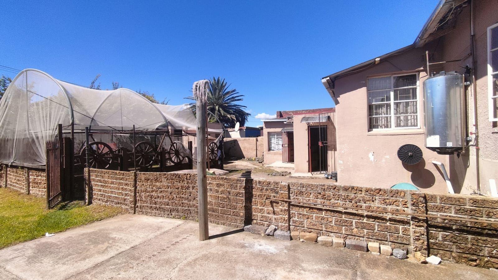 3 Bedroom House for sale in Randfontein Central - P24-116968040