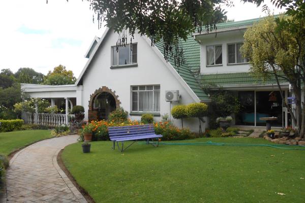 Escape to your own oasis in the heart of The Dam area, Potchefstrooms most sought-after suburb. This stunning home boasts a ...