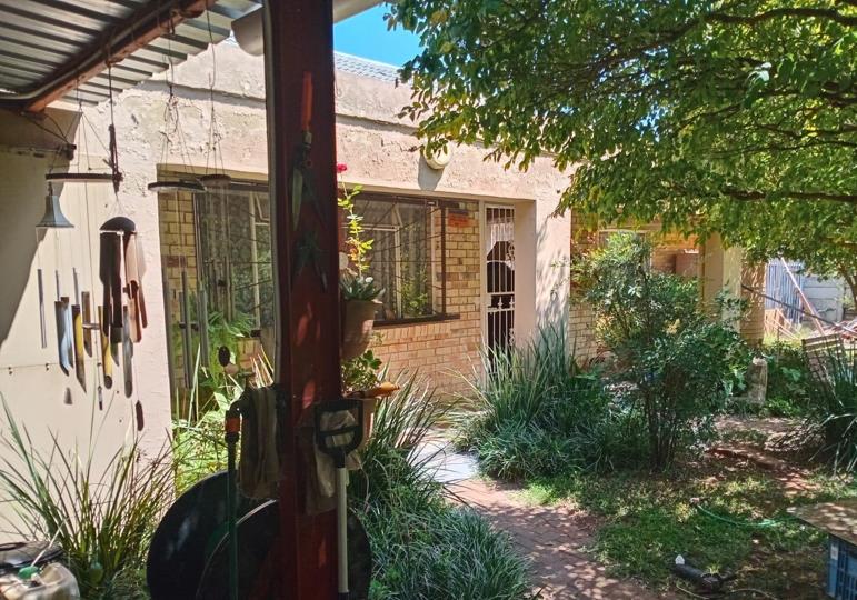 3 Bedroom House for sale in Stilfontein Ext 4 - P24-116973855