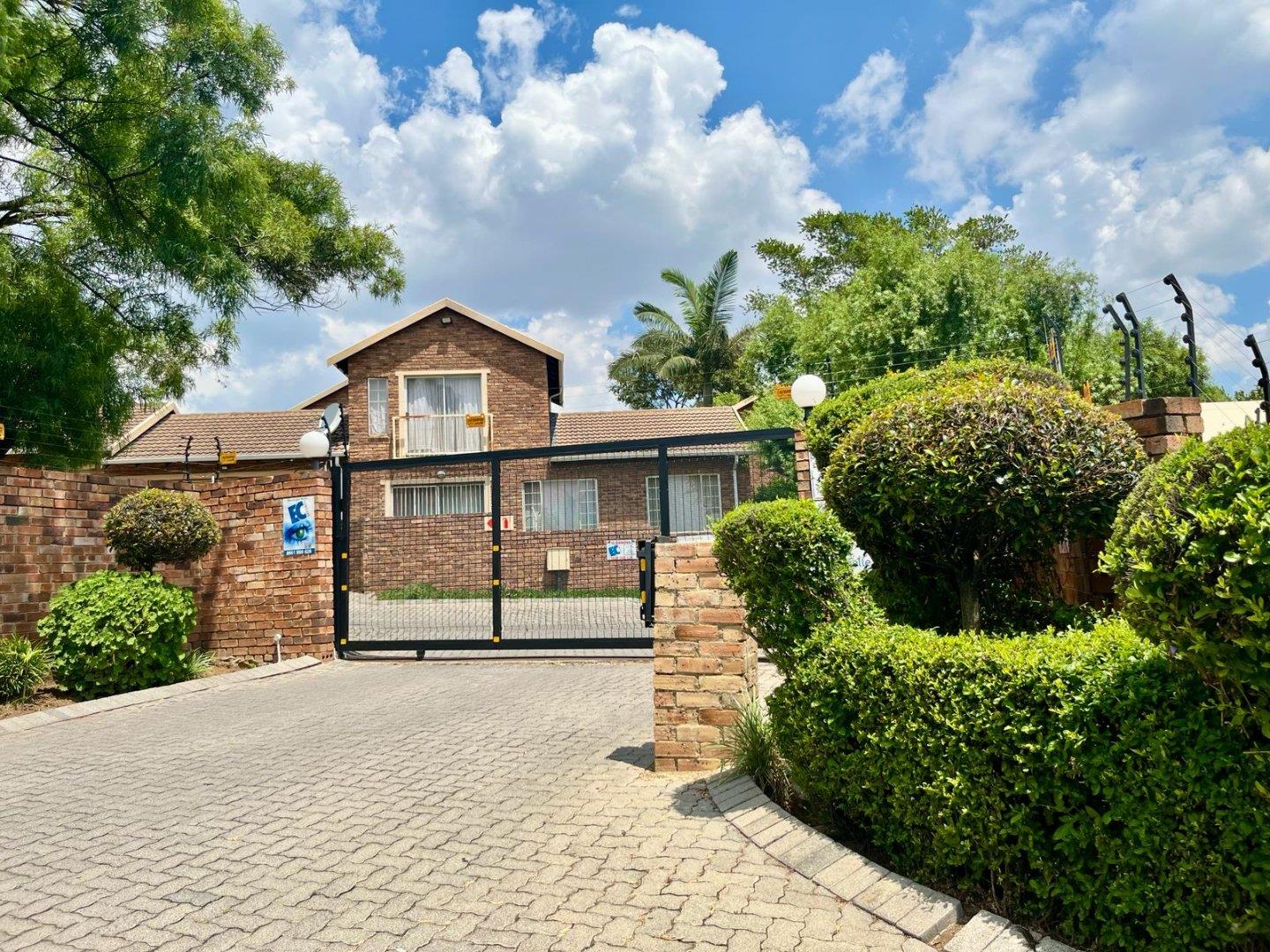 3 Bedroom Townhouse for sale in Roodepoort Central - 7 Beretta St - P24 ...