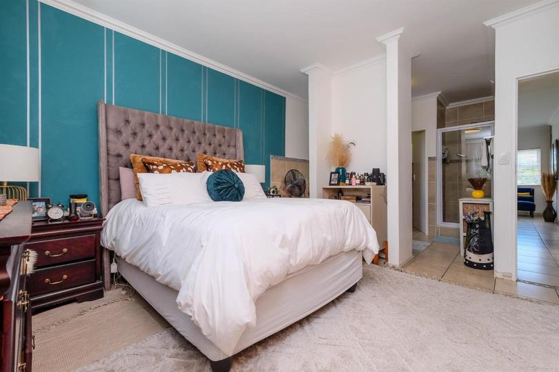 Listing number: P24-116978152, Image number: 2, Main bedroom with en-suite bathroom