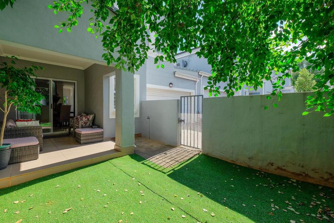 Listing number: P24-116978152, Image number: 1, Front covered patio