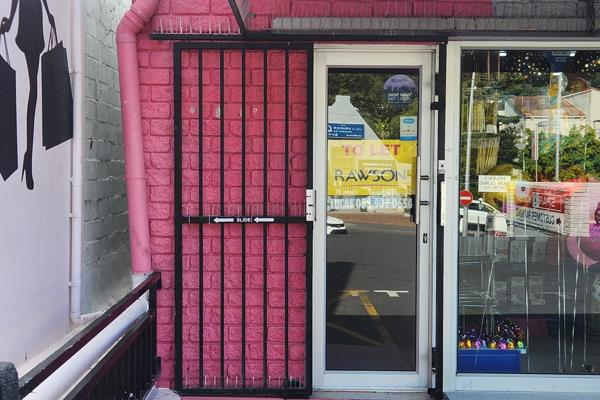 This light-filled, airy commercial unit is ideally located in the heart of Hout Bay’s bustling business district. The space offers a ...