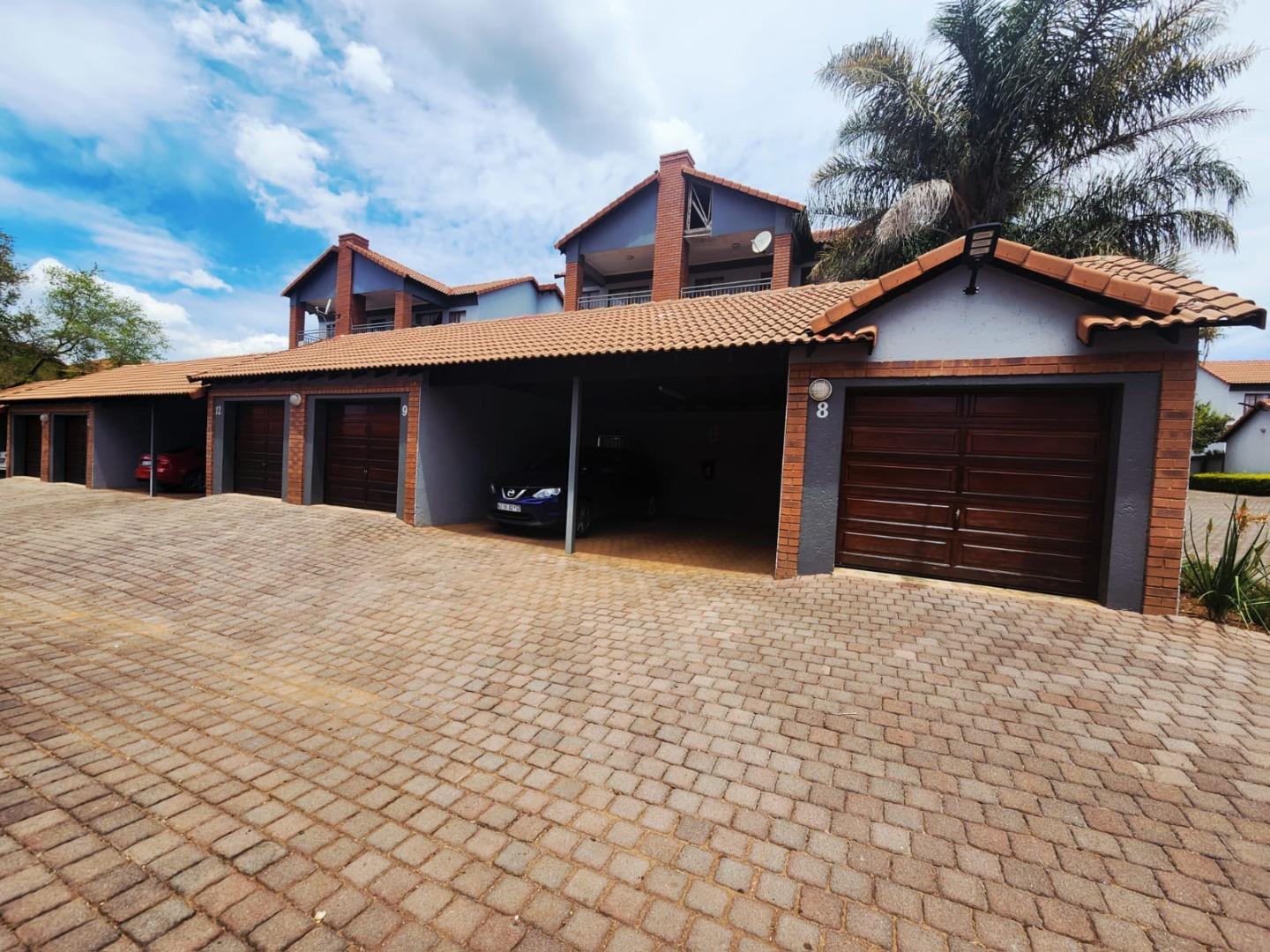 2 Bedroom Townhouse for sale in Country View Estate - P24-116888808