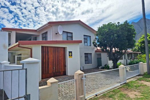 7 Bedroom House for sale in Kleinmond Central