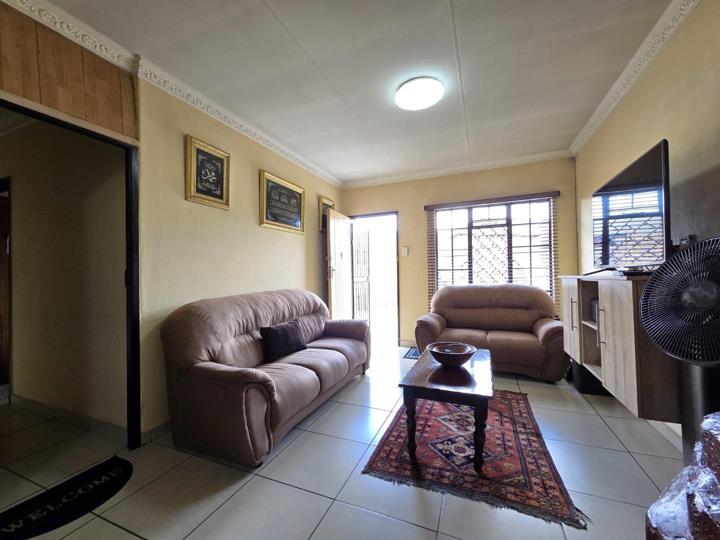 3 Bedroom House for sale in Klipspruit West - P24-116994063