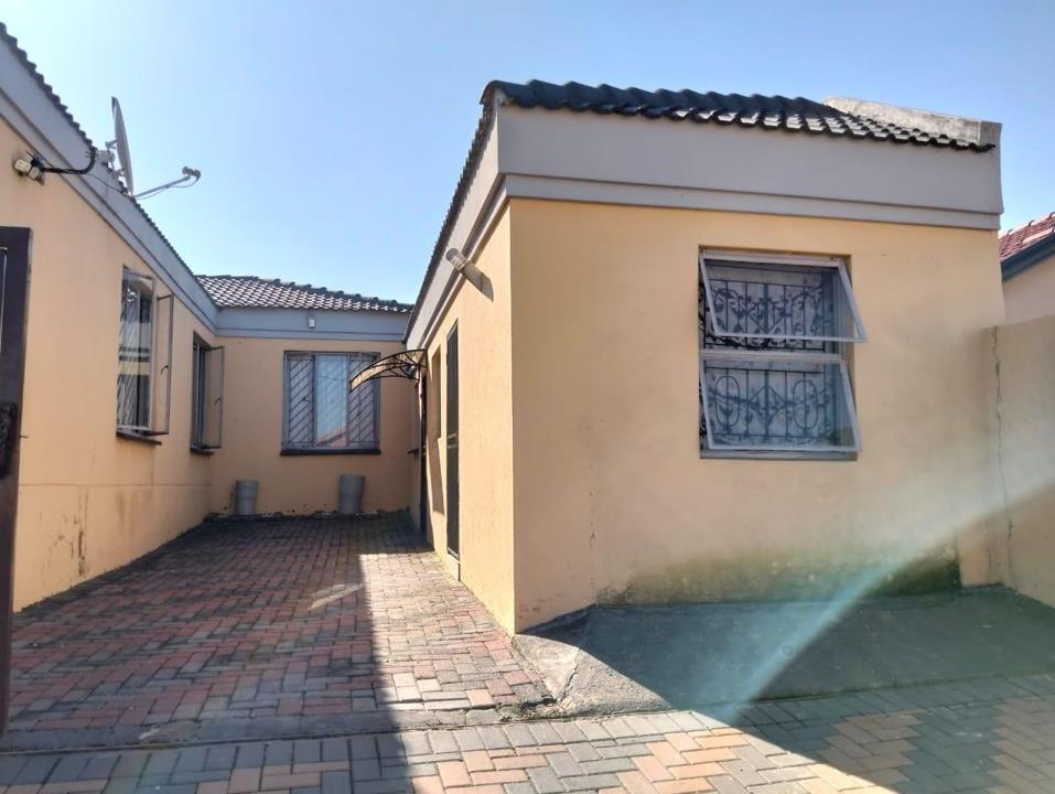 4 Bedroom House for sale in Roodekop - P24-116995313