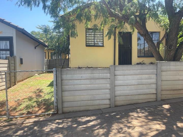 2 Bedroom Townhouse for sale in Naturena - P24-116995896