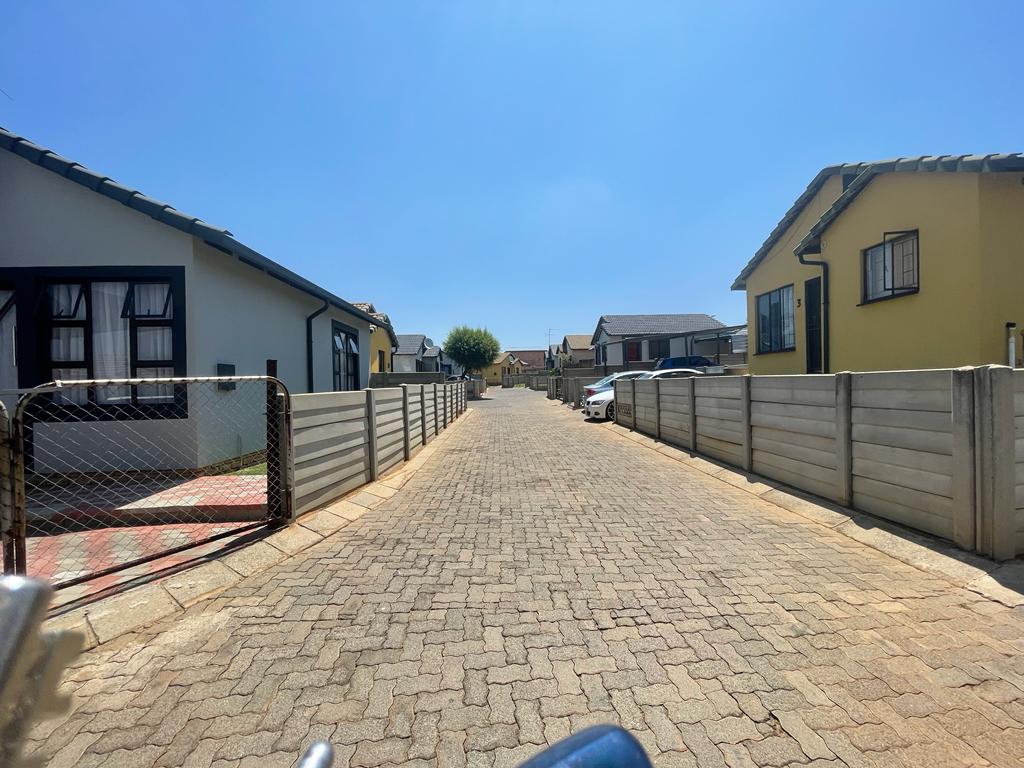 2 Bedroom Townhouse for sale in Naturena - P24-116995896
