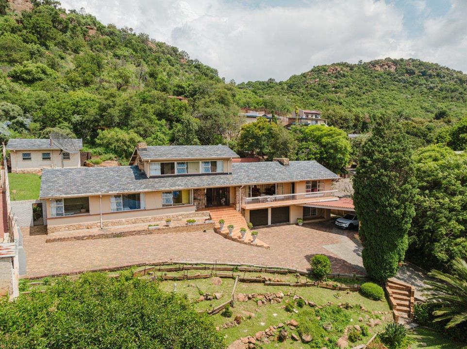 4 Bedroom House for sale in Mondeor - P24-116997663