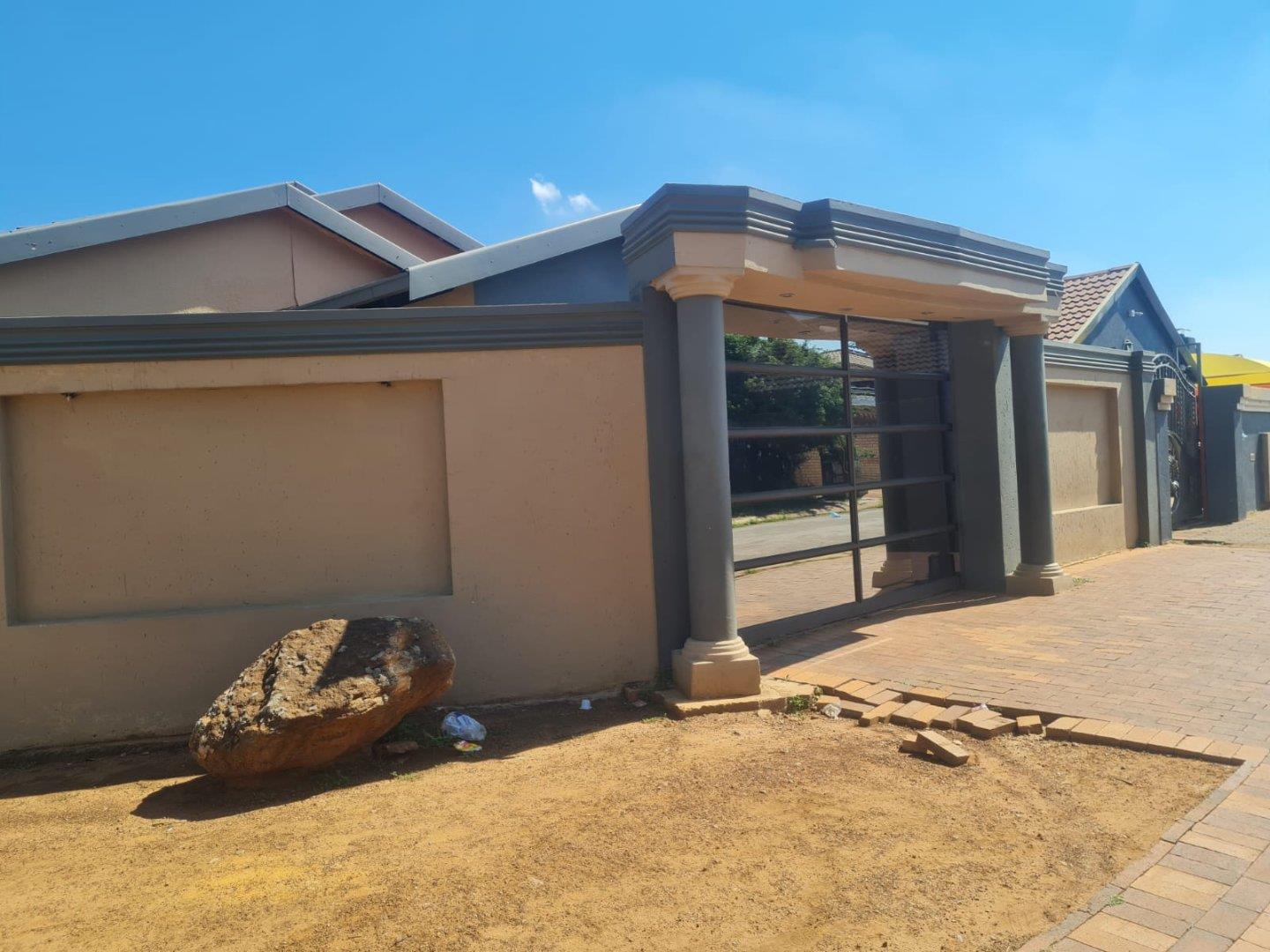 3 Bedroom House for sale in Dobsonville Ext 2 - P24-117001062