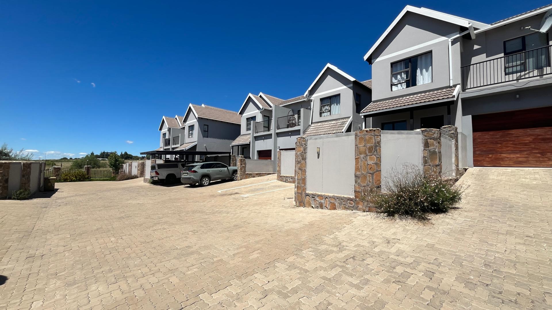 2 Bedroom Townhouse for sale in Lilyvale Estate - P24-117005540