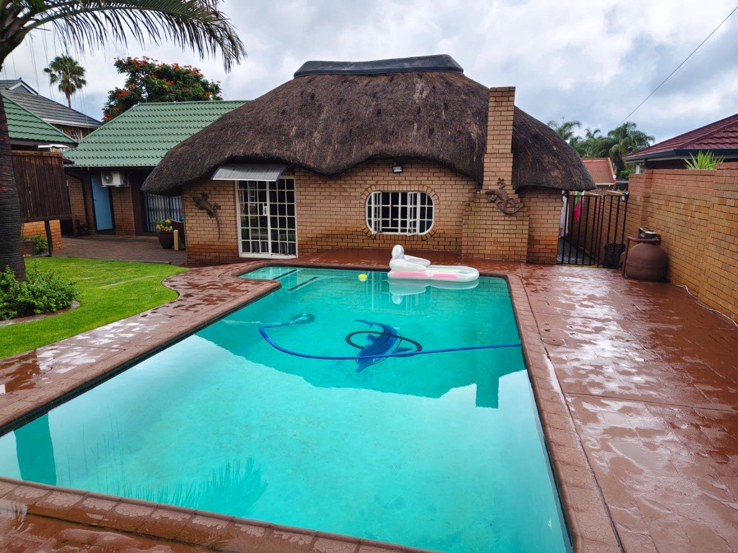 3 Bedroom House for sale in Florauna - P24-117034035