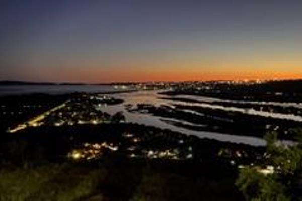 2 spacious bedrooms &amp; 2 bathrooms with open plan lounge and farm style kitchen.  ...