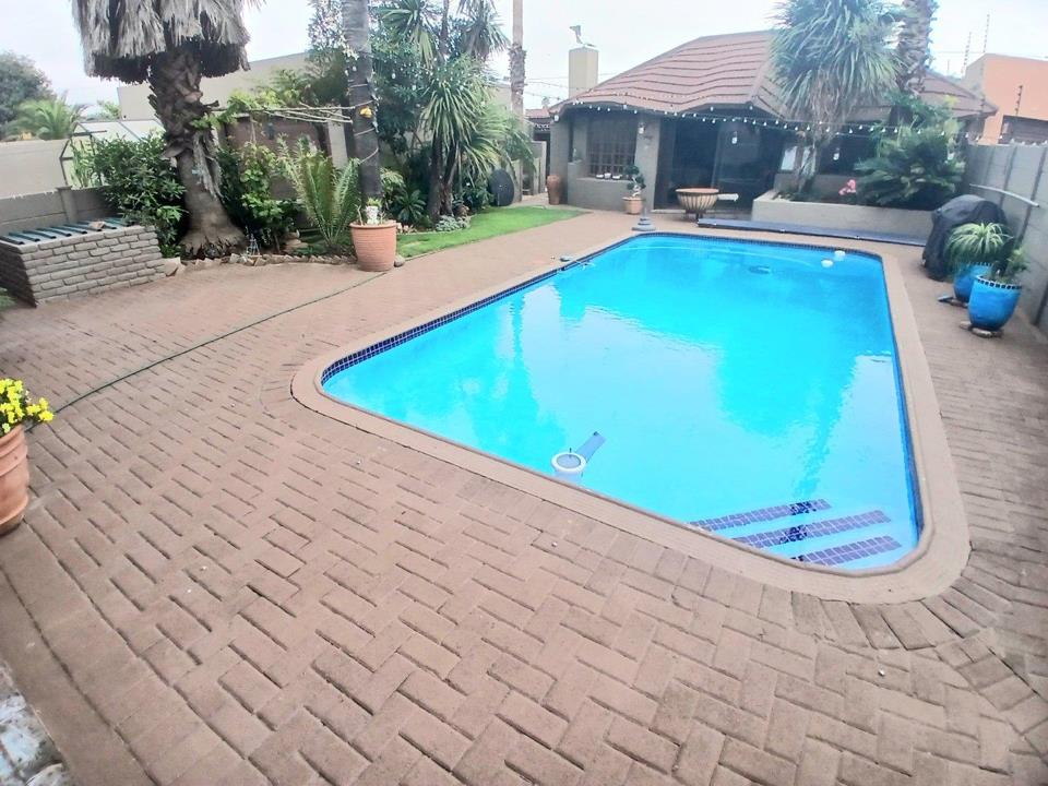 3 Bedroom Family House with Flatlet! in Homelake, Randfontein