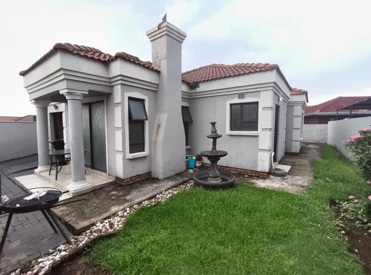 3 Bedroom House for sale in Roodekop - P24-117008727