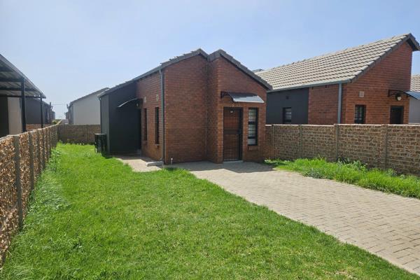 Beautiful home inside security area
Full title property
Come make a lower offer!!
