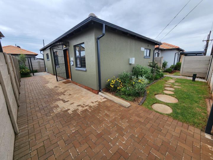 4-bedroom-house-for-sale-in-protea-glen-p24-117008973