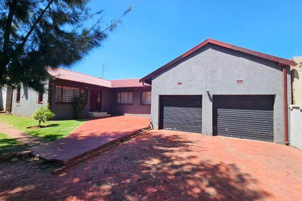 Bargain of the week!!
situated at 16 Heimwee crescent
Property has 3 bedroom main ...