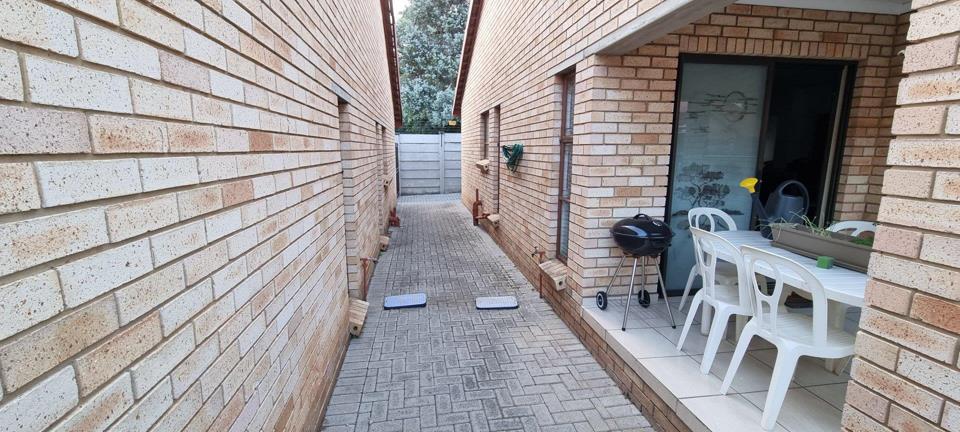 2 Bedroom Townhouse for sale in Three Rivers - P24-113926332