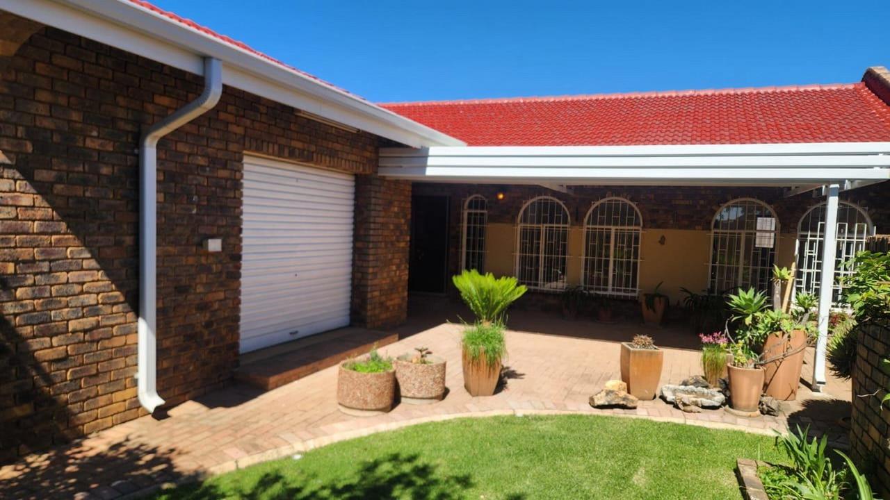 3 Bedroom Townhouse for sale in Glen Marais - 10 Chevin Gardens, 22 ...