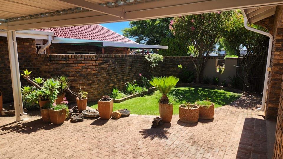 3 Bedroom Townhouse for sale in Glen Marais - 10 Chevin Gardens, 22 ...