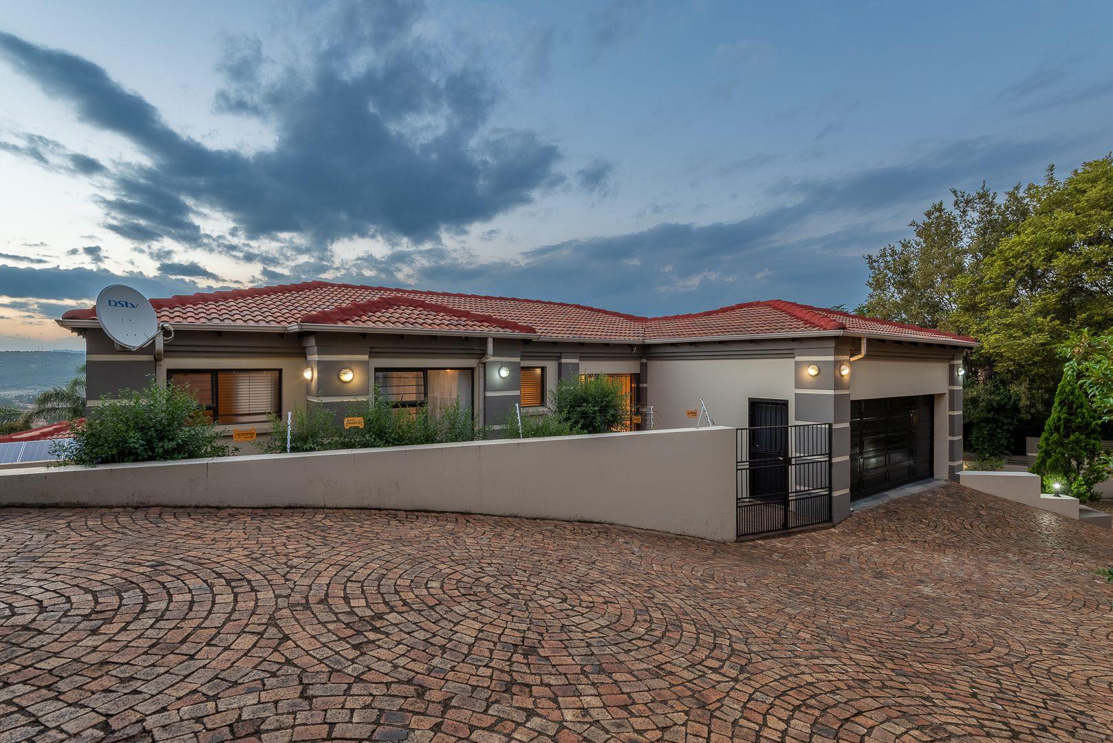 3 Bedroom Townhouse for sale in Mulbarton - P24-117014820