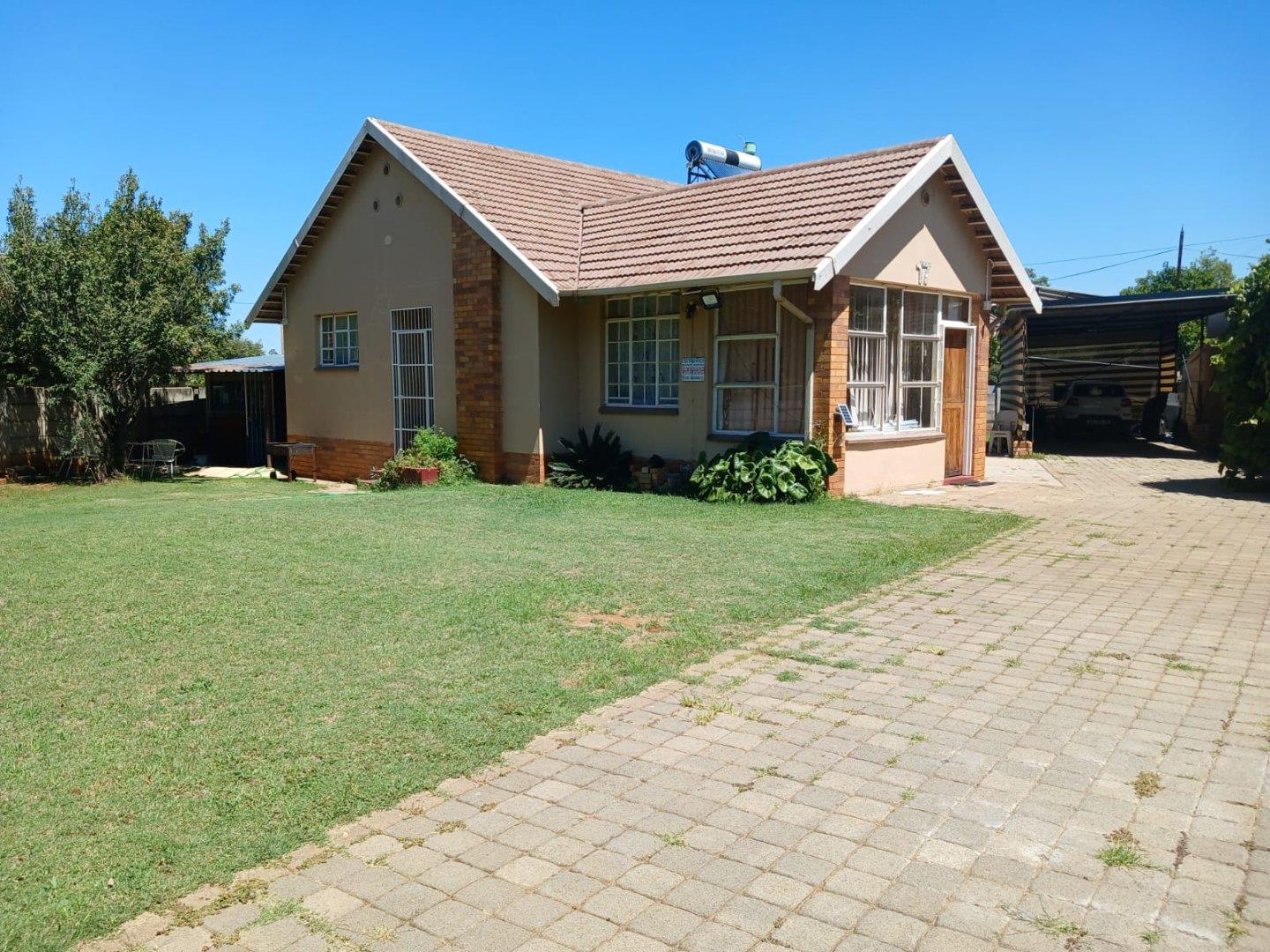 3 Bedroom House for sale in Stilfontein Ext 1 - P24-117015269