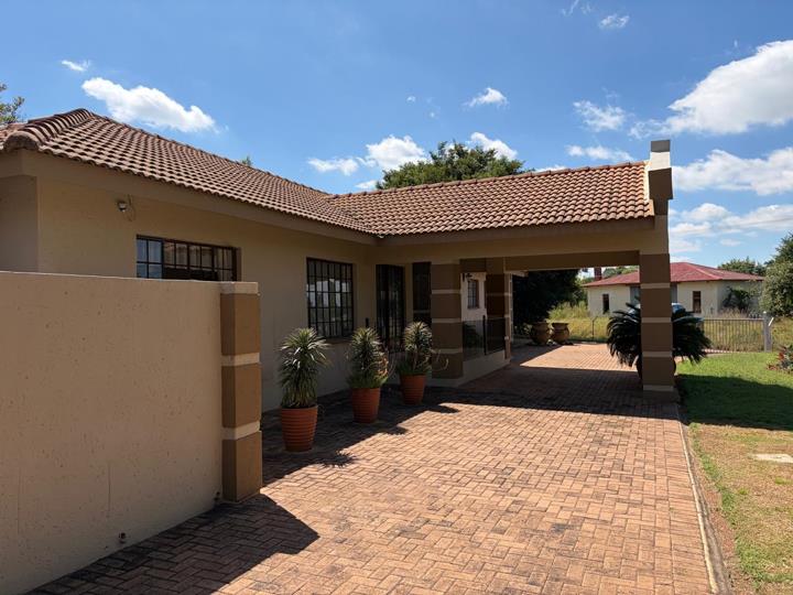 5 Bedroom House for sale in Modimolle - P24-117018484