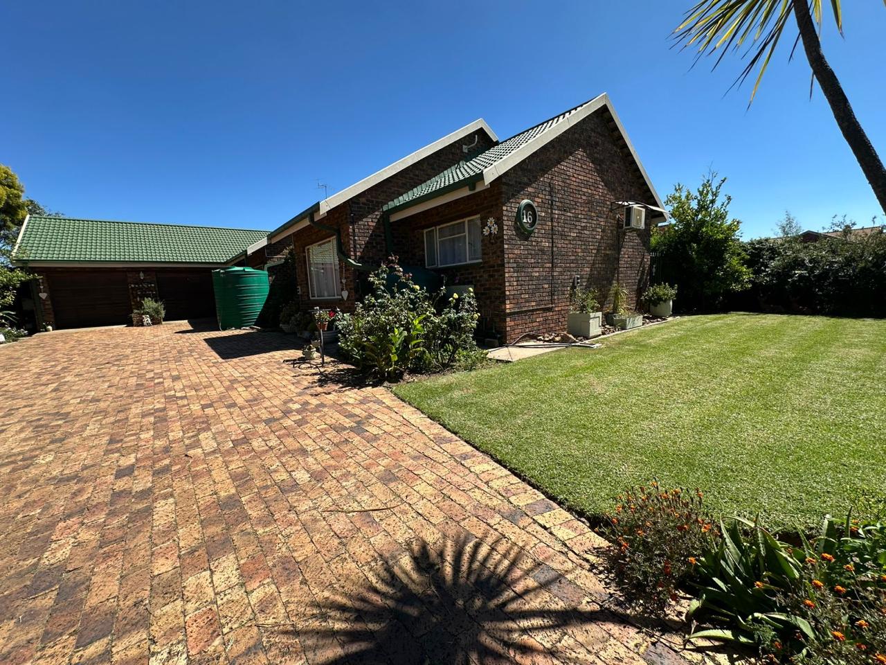 4 Bedroom House for sale in Falcon Ridge - P24-117020808