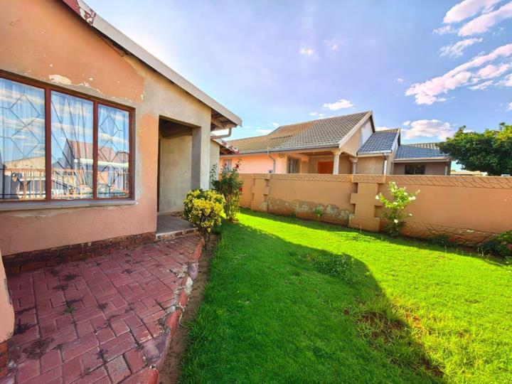 3 Bedroom House for sale in Sebokeng Zone 3 - P24-117020991