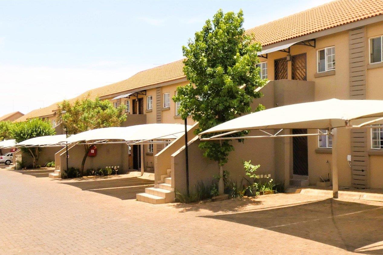 2 Bedroom Townhouse for sale in Rynfield - P24-117022147