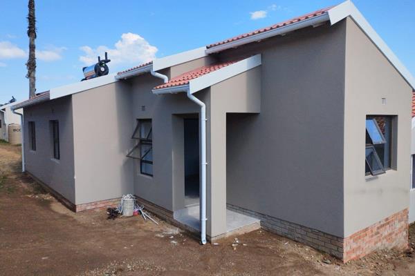 Grab this neat 3-bedroom home with 2 bathrooms. Fully tiled out. Master bedroom has en suite and additional family bathroom with bath ...