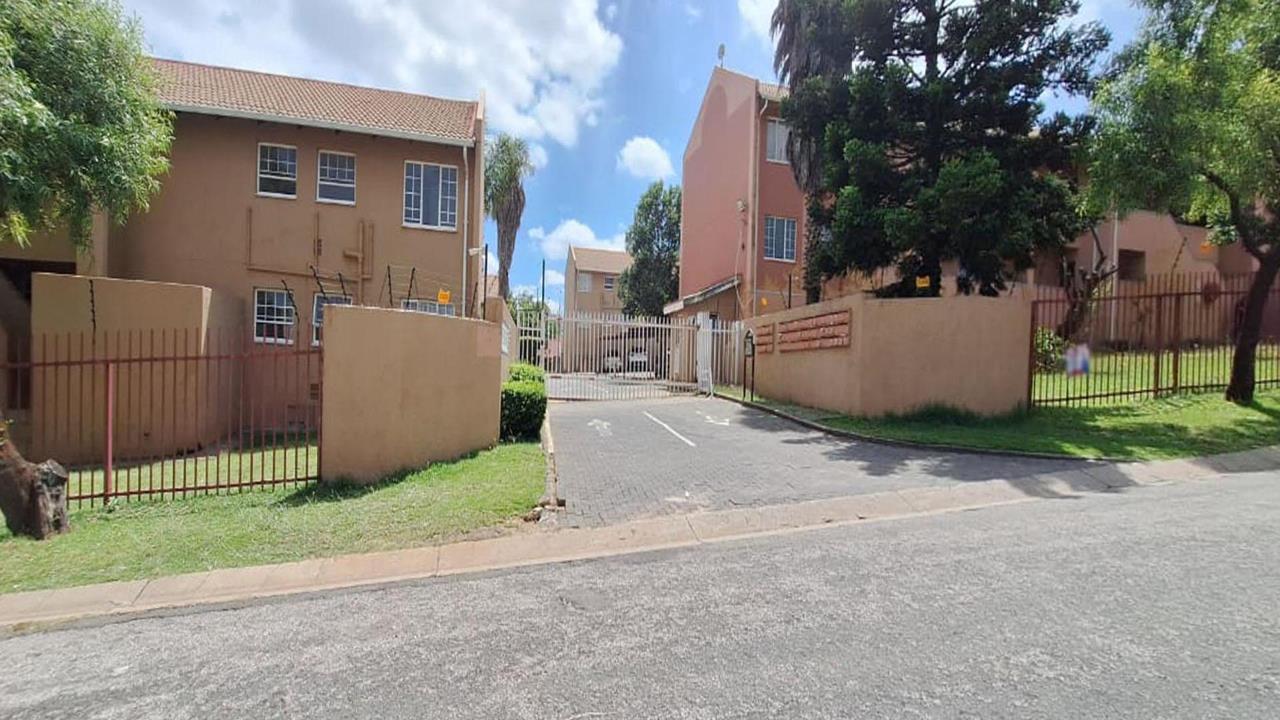 2 Bedroom Townhouse for sale in Lindhaven - P24-116967045