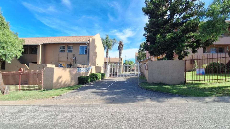 2 Bedroom Townhouse for sale in Lindhaven - P24-116967045