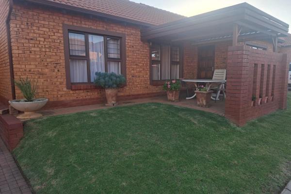 Discover comfortable living in this inviting 2-bedroom, 2-bathroom residence located within a secure retirement village in Willow Park ...