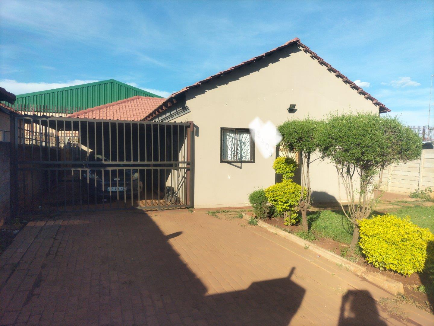 3 Bedroom House for sale in Roodekop - P24-117027789