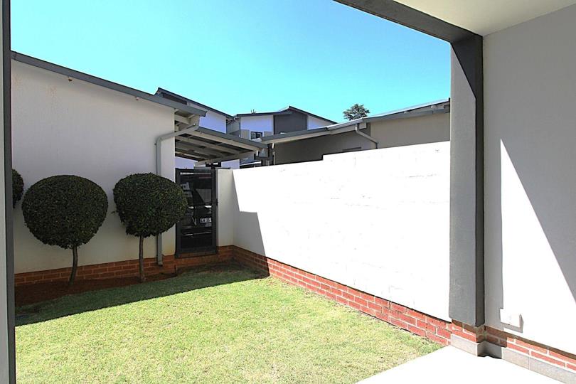 2 Bedroom Townhouse for sale in Rivonia - P24-117027889