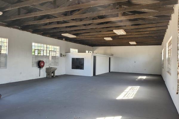 Situated within a well-established industrial area, this 200m2 warehouse in Verulam offers a practical and efficient space for ...