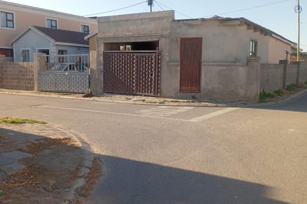 Sizwe Mlungwana Properties is happy to present this property into the market .
2Bedrooms 
Kitchen and Lounge
Toilet 
Garage
Closer ...