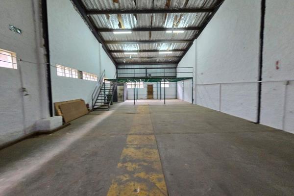 330m2 warehouse to let in Verulam suited to light warehousing, storage or small scale distribution. The unit offers good internal ...