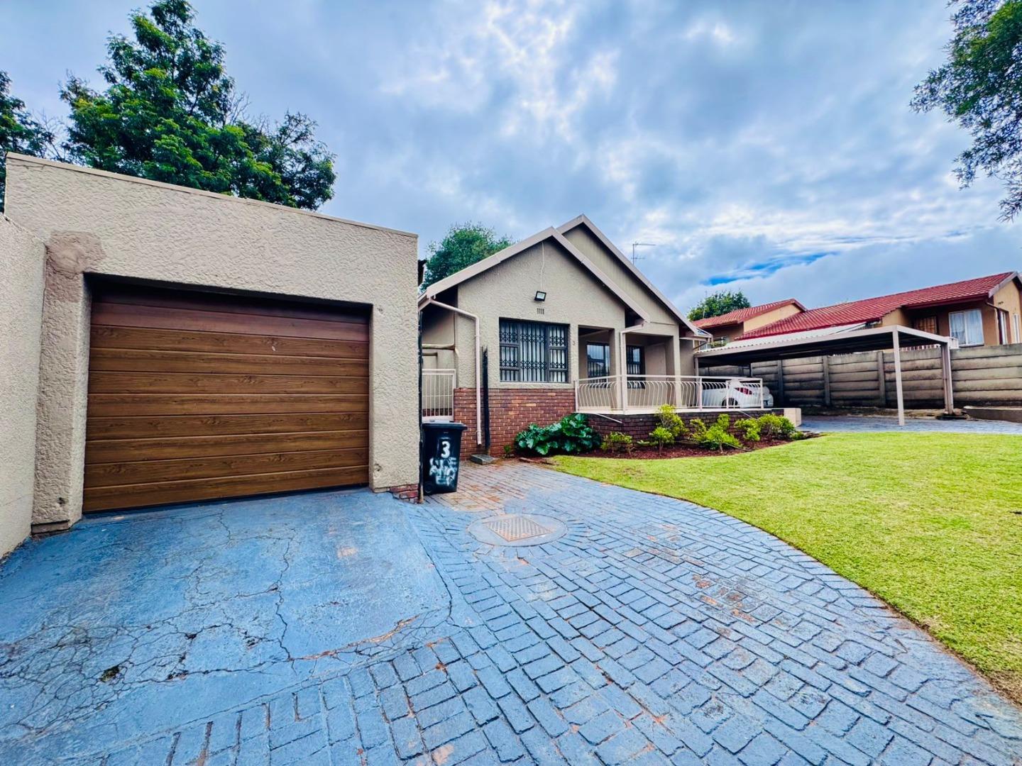 3 Bedroom House for sale in Lindhaven - P24-117036677