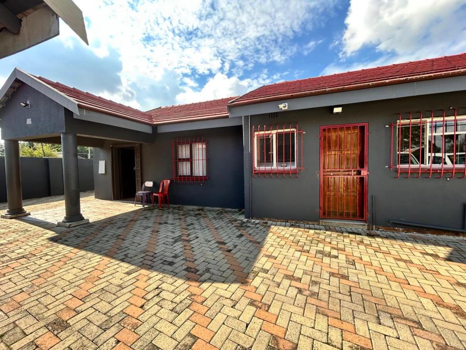 3 Bedroom House for sale in Strubenvale - P24-117036963
