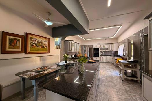 6 Bedroom House for sale in Van Der Hoff Park