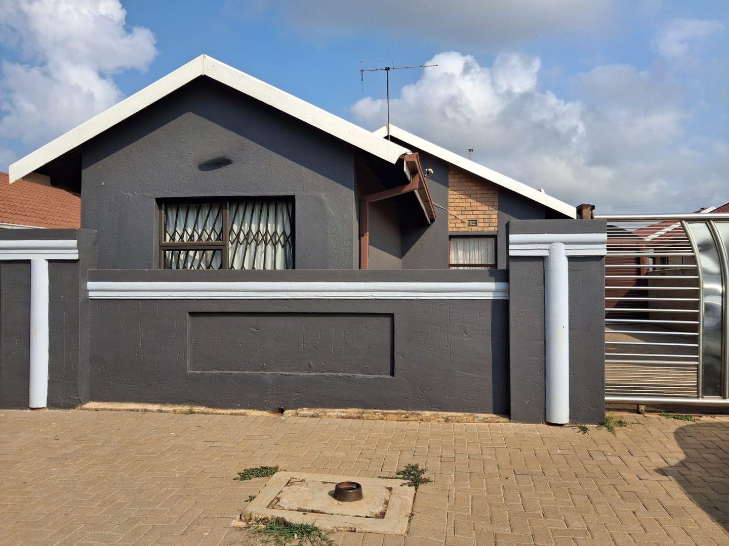 3 Bedroom House for sale in Sebokeng Zone 14 - P24-117041242