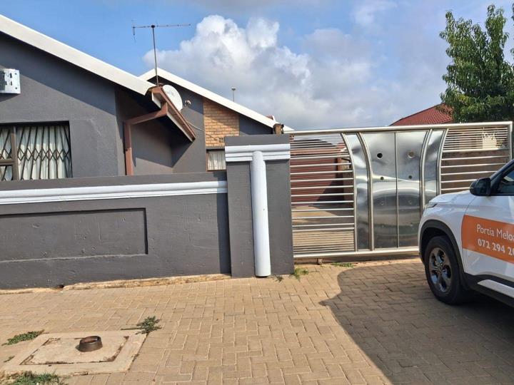 3 Bedroom House for sale in Sebokeng Zone 14 - P24-117041242