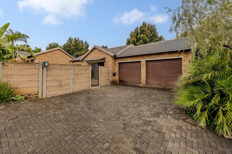 2 Bedroom Townhouse for sale in Radiokop - P24-117044048